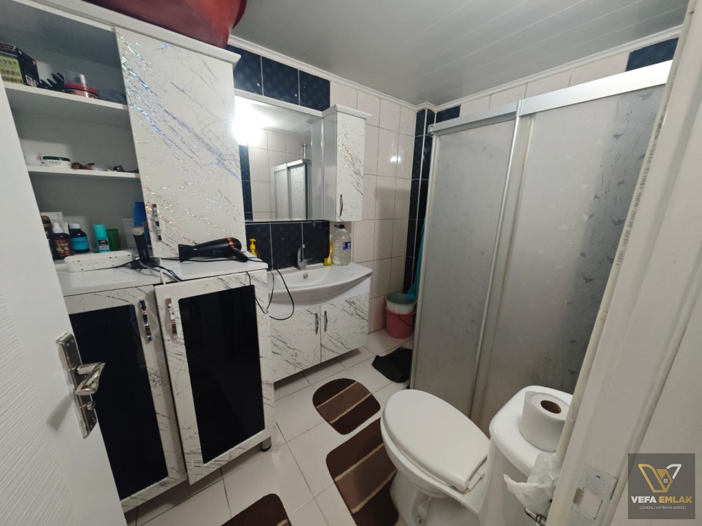 ZÜMRÜT CAMİİ MEVKİİNDE GENİŞ VE FERAH 120 m2 SATILIK 2+1 DAİRE