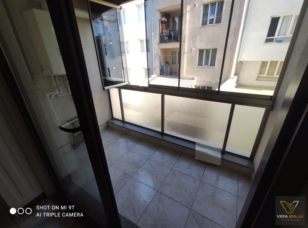 SALI PAZARI BARBOROS CADDESİ ÜZERİNDE ACİL SATILIK 2+1 DAİRE