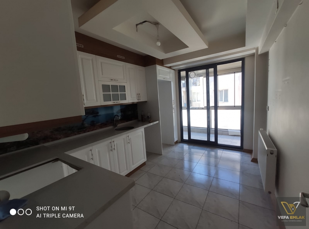 SALI PAZARI BARBOROS CADDESİ ÜZERİNDE ACİL SATILIK 2+1 DAİRE
