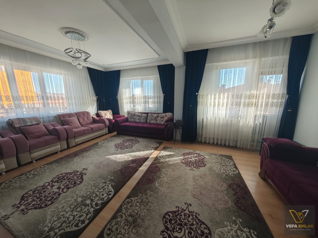 ZÜMRÜT CAMİİ MEVKİİNDE GENİŞ VE FERAH 120 m2 SATILIK 2+1 DAİRE