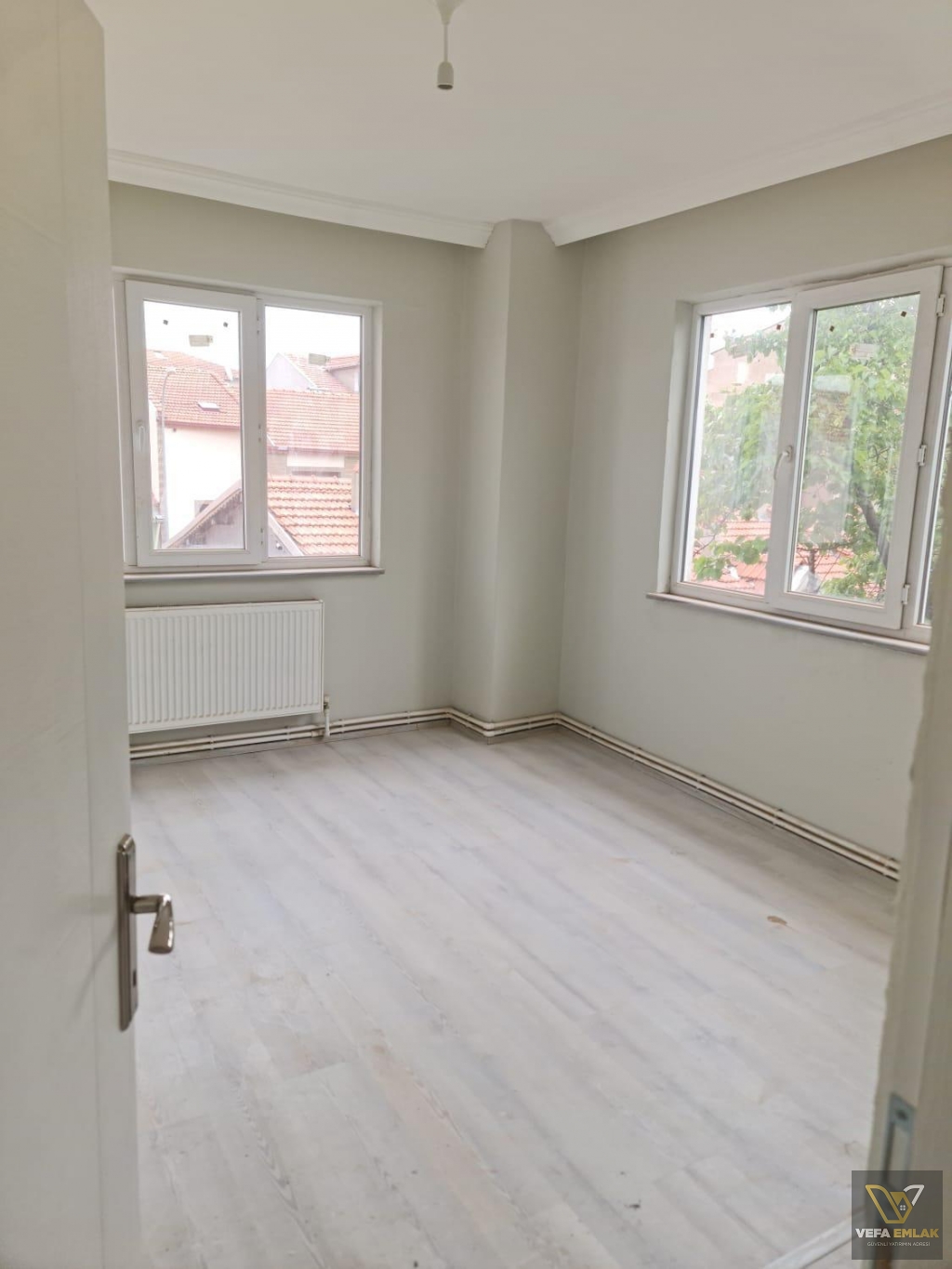 KEMALÖZ MAH. 3 KATLI EV VE YANINDA 136 m2 ARSA SATILIK