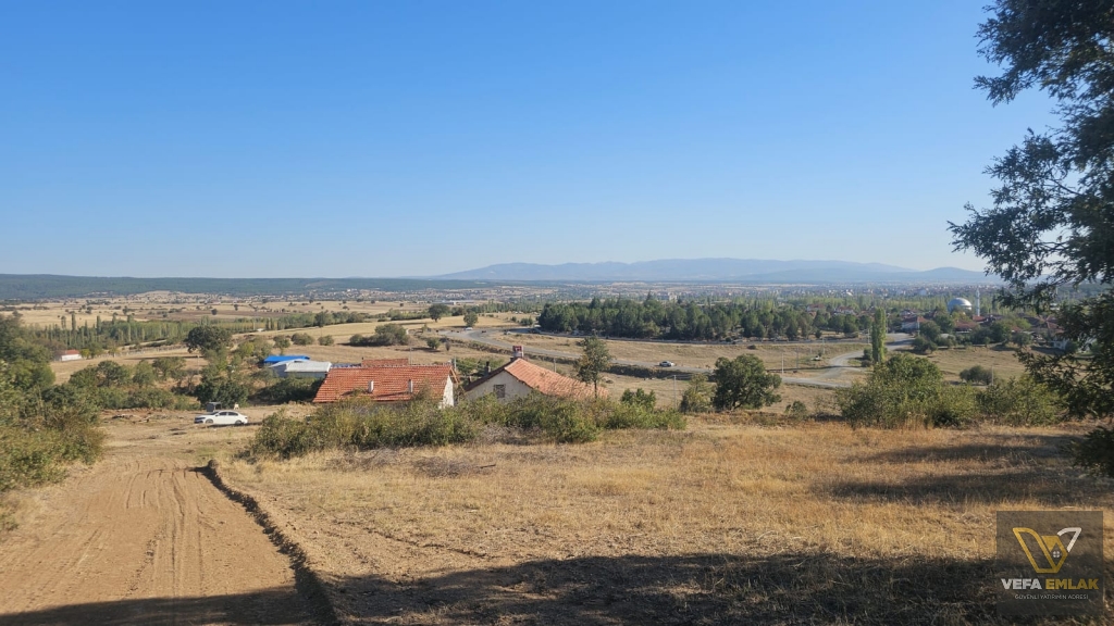 BANAZ MERKEZE YAKIN MESAFEDE 5.960 m2  SATILIK TARLA