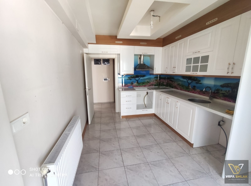 SALI PAZARI BARBOROS CADDESİ ÜZERİNDE ACİL SATILIK 2+1 DAİRE