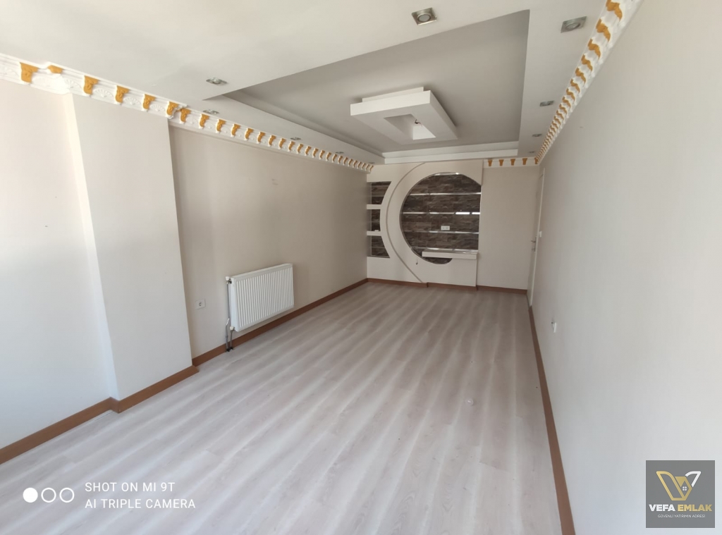SALI PAZARI BARBOROS CADDESİ ÜZERİNDE ACİL SATILIK 2+1 DAİRE