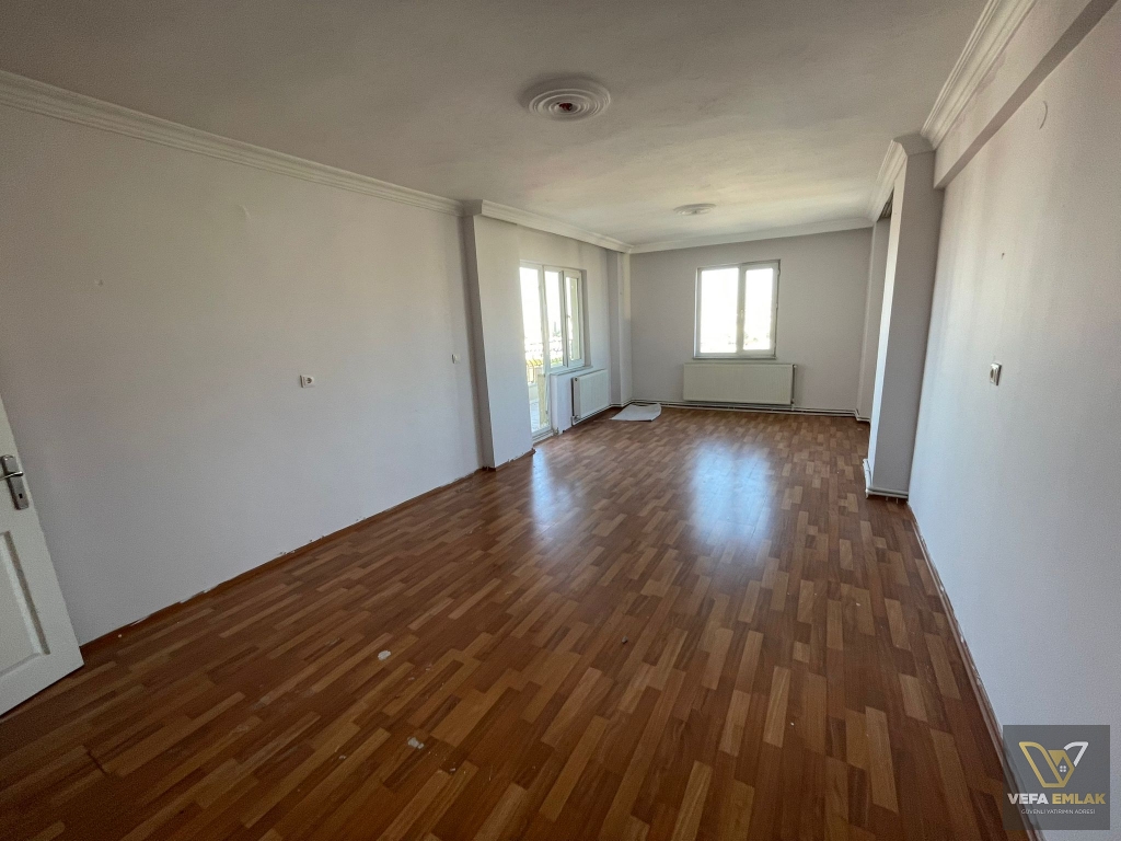 UŞAK MERKEZ FEZVİ ÇAKMAK MAHALLESİ SATILIK GENİŞ DAİRE...