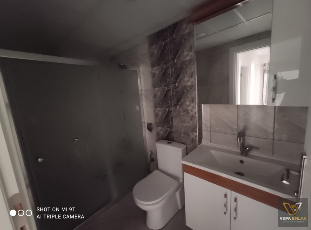 SALI PAZARI BARBOROS CADDESİ ÜZERİNDE ACİL SATILIK 2+1 DAİRE