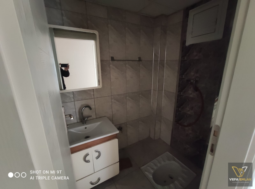 SALI PAZARI BARBOROS CADDESİ ÜZERİNDE ACİL SATILIK 2+1 DAİRE