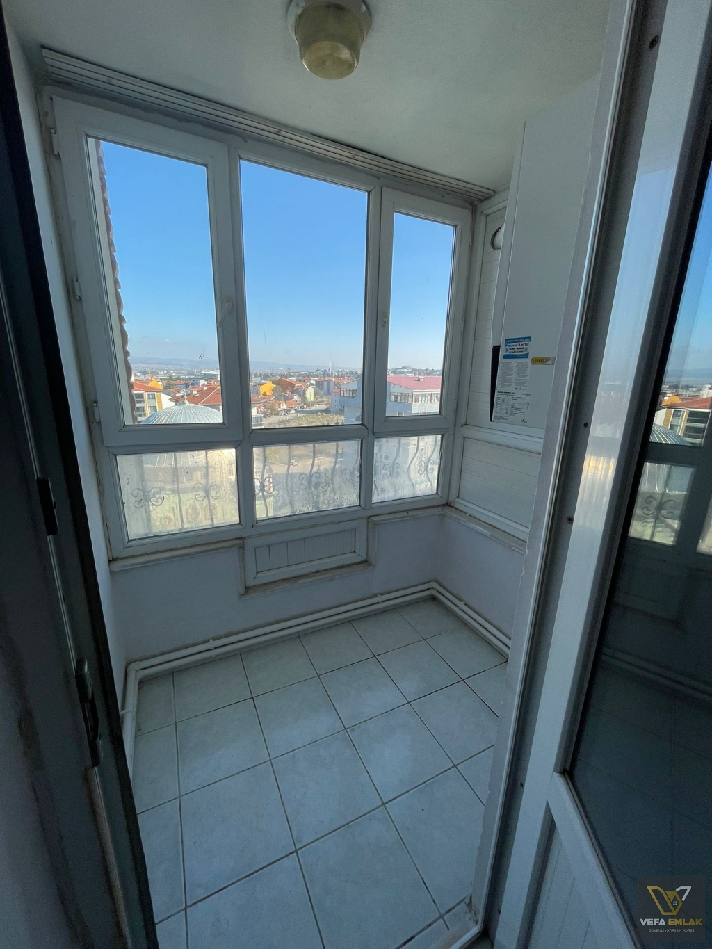 UŞAK MERKEZ FEZVİ ÇAKMAK MAHALLESİ SATILIK GENİŞ DAİRE