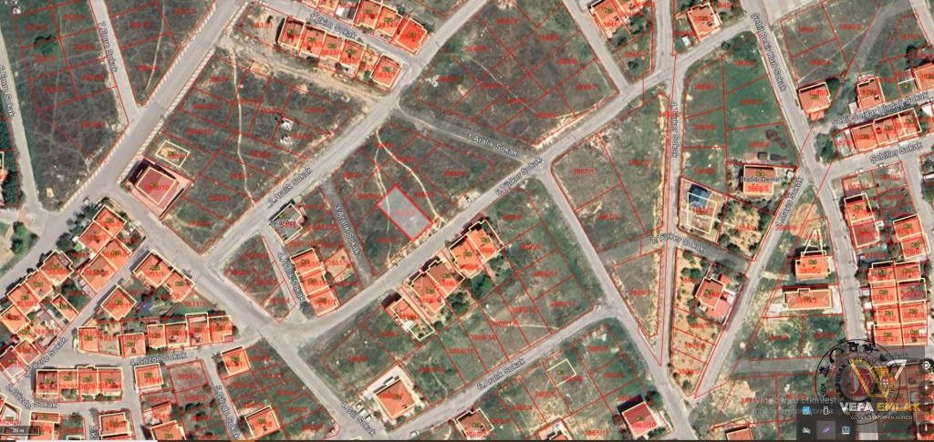 ELMALIDERE MAHALLESİ'NDE SATILIK 332 m2 ARSA