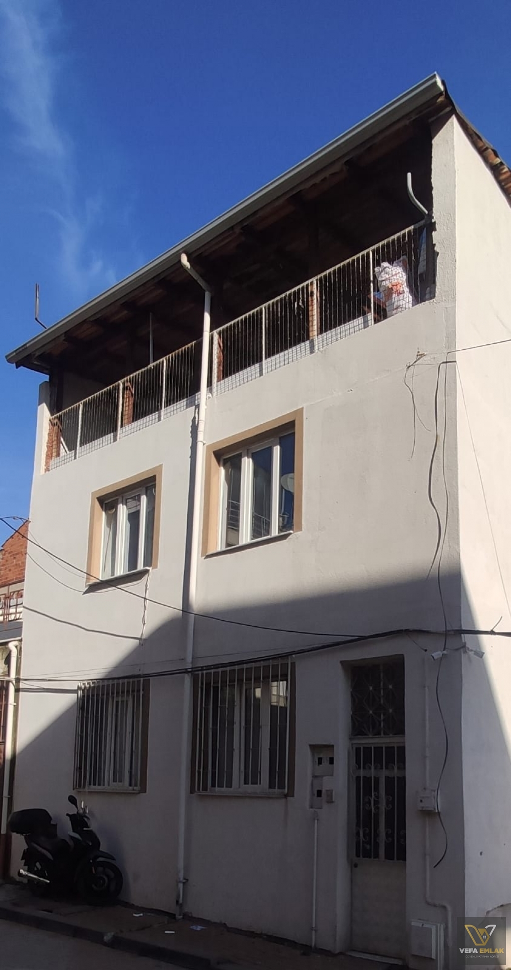 KÜÇÜK ÇARŞI YAKINI 3 KATLI  SATILIK MÜSTAKİL Ev