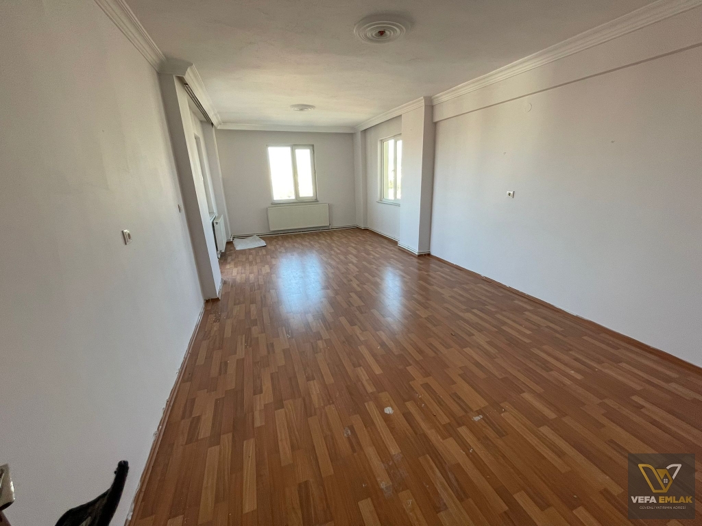 UŞAK MERKEZ FEZVİ ÇAKMAK MAHALLESİ SATILIK GENİŞ DAİRE