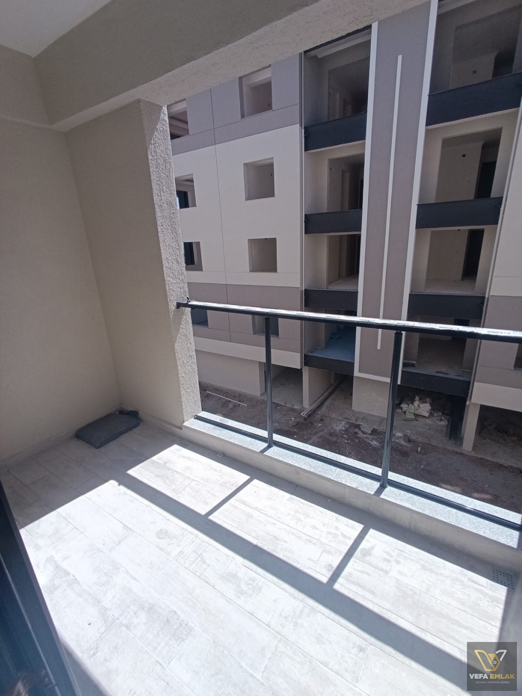 UŞAK KEMALÖZ MAH DİŞ HASTANESİ YAKINI SATILIK 3+1 DAİRE
