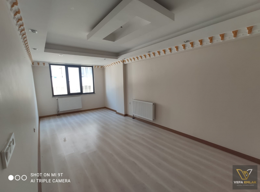 SALI PAZARI BARBOROS CADDESİ ÜZERİNDE ACİL SATILIK 2+1 DAİRE
