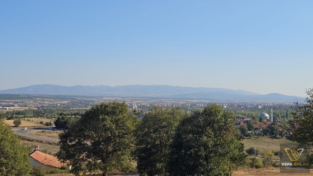 BANAZ MERKEZE YAKIN MESAFEDE 5.960 m2  SATILIK TARLA