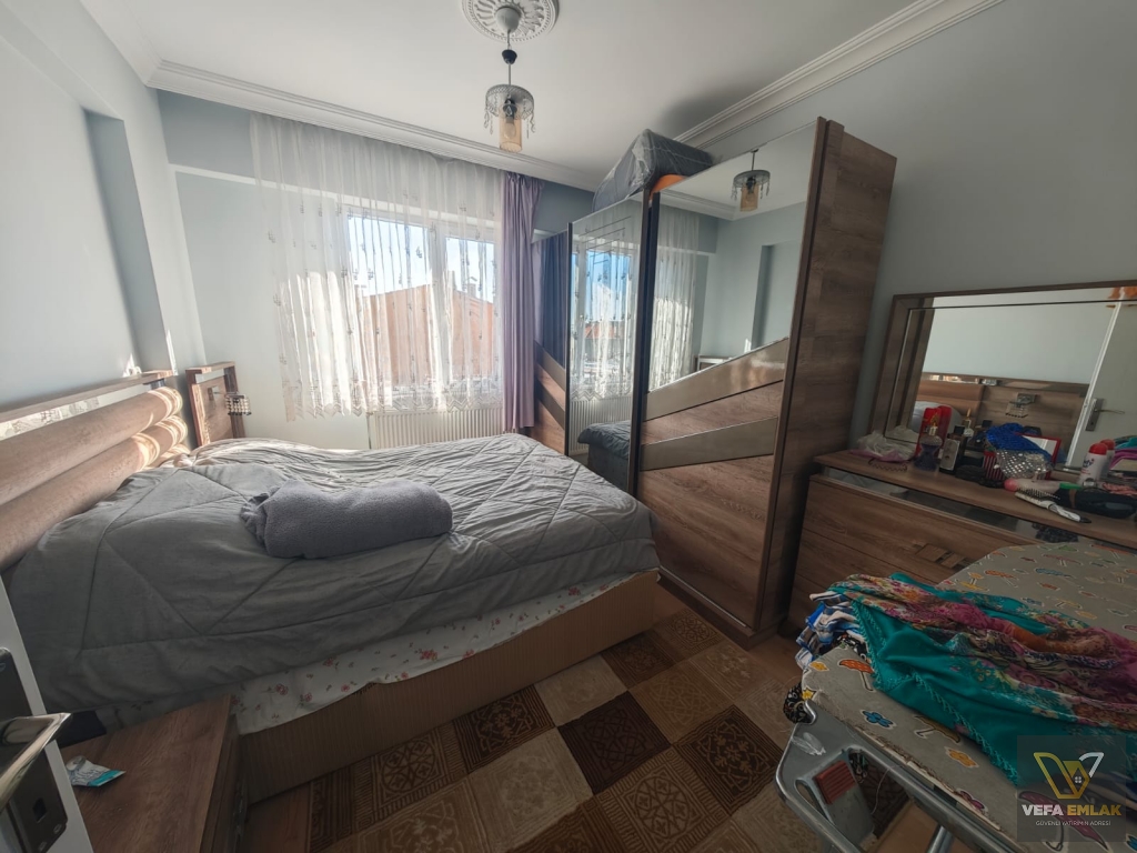 ZÜMRÜT CAMİİ MEVKİİNDE GENİŞ VE FERAH 120 m2 SATILIK 2+1 DAİRE