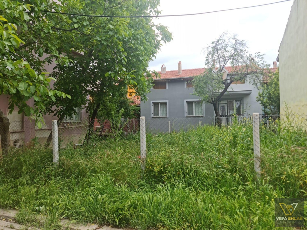 KEMALÖZ MAH. 3 KATLI EV VE YANINDA 136 m2 ARSA SATILIK