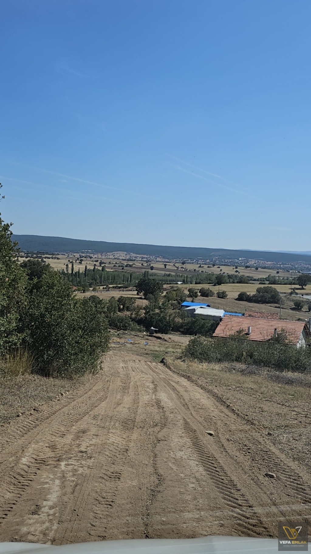 BANAZ MERKEZE YAKIN MESAFEDE 5.960 m2  SATILIK TARLA