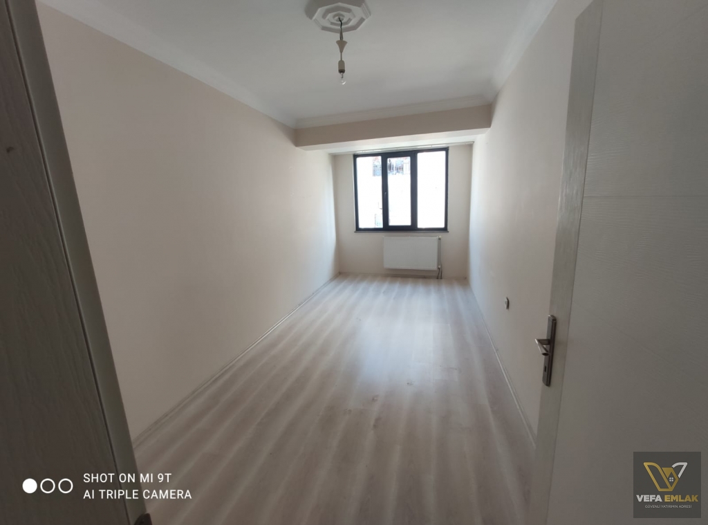 SALI PAZARI BARBOROS CADDESİ ÜZERİNDE ACİL SATILIK 2+1 DAİRE
