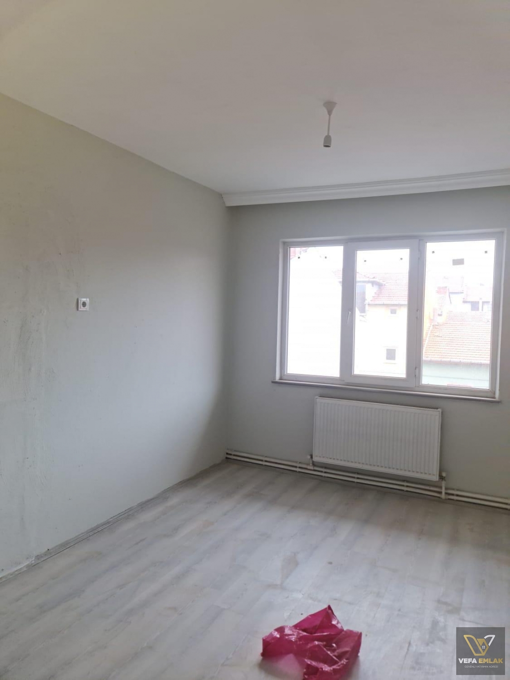 KEMALÖZ MAH. 3 KATLI EV VE YANINDA 136 m2 ARSA SATILIK