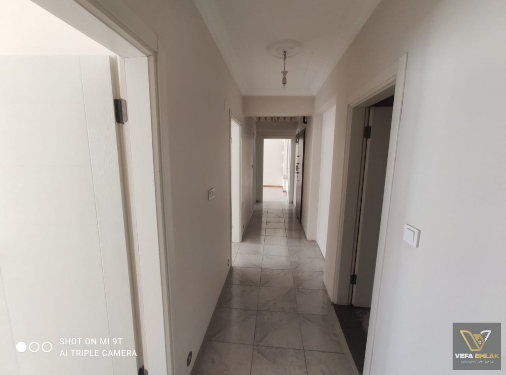 SALI PAZARI BARBOROS CADDESİ ÜZERİNDE ACİL SATILIK 2+1 DAİRE