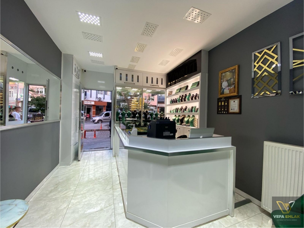 ULU CAMİİ KARŞISINDA  KİRACILI  SATILIK TİCARİ İŞ YERİ...