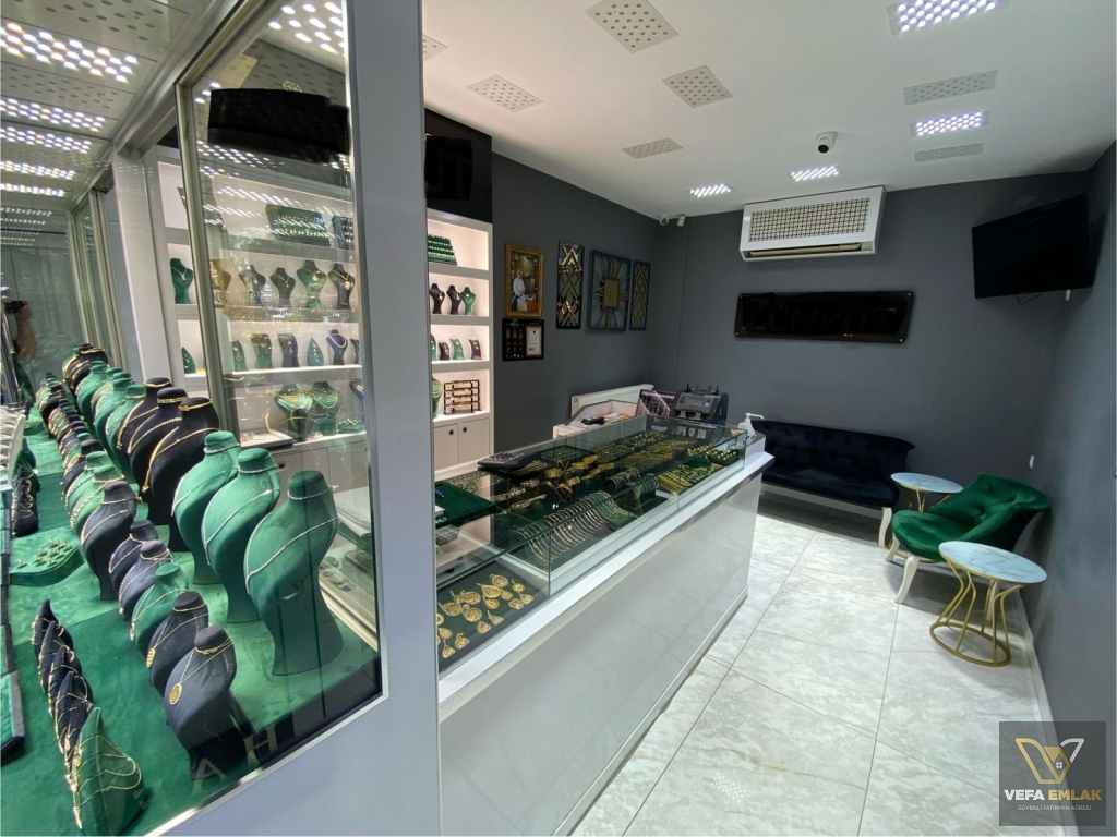 ULU CAMİİ KARŞISINDA  KİRACILI  SATILIK TİCARİ İŞ YERİ