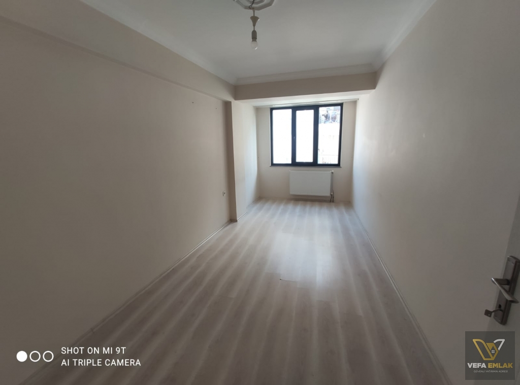 SALI PAZARI BARBOROS CADDESİ ÜZERİNDE ACİL SATILIK 2+1 DAİRE