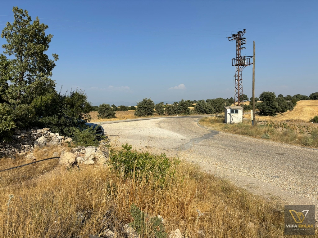 KARAKUYU KÖYUNDE ELEKTİRİK-SUYU 104 m2 ESKİ EVİ YAPI KAYIT BELGESİ BULUNAN SATIL