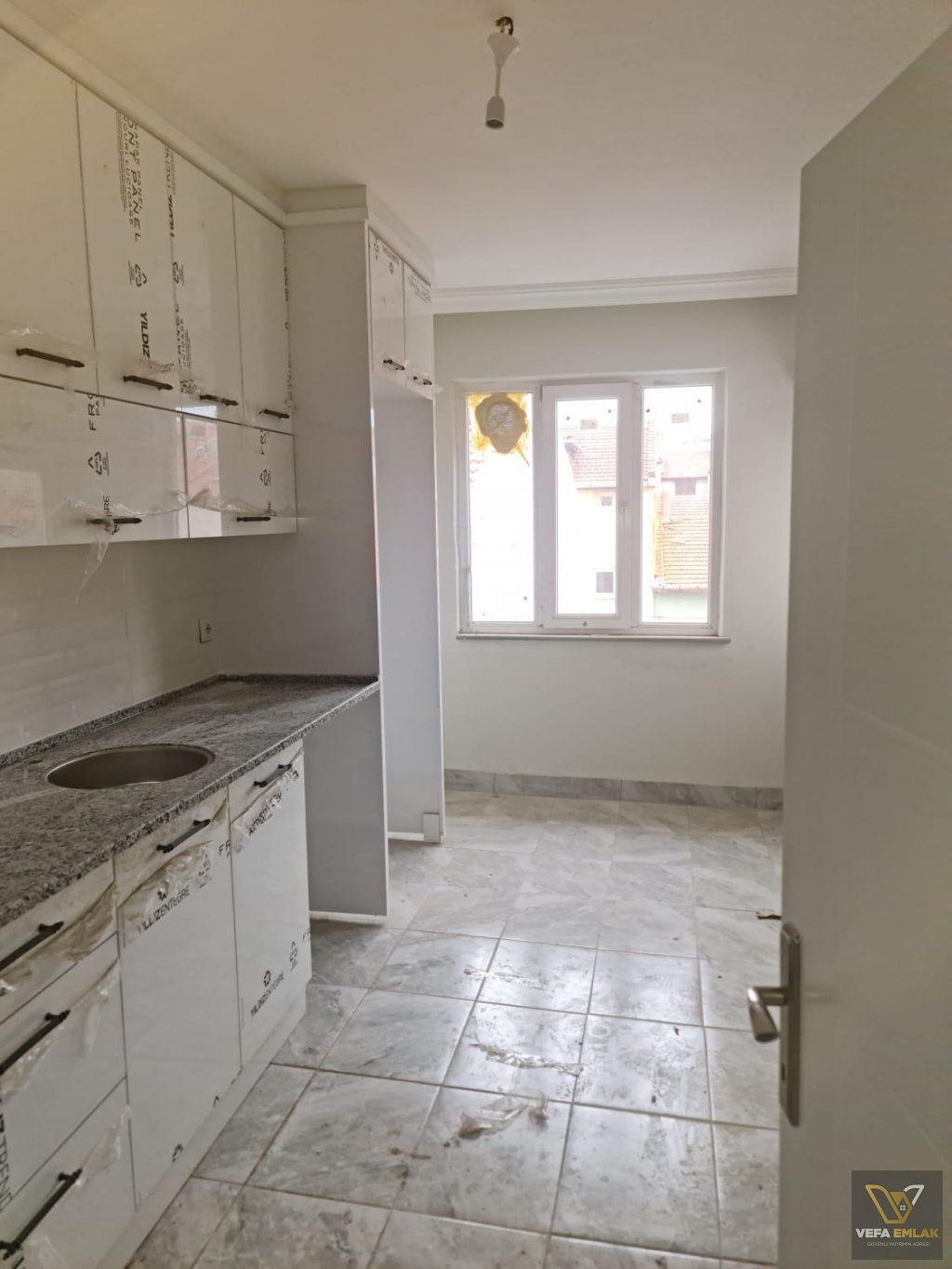 KEMALÖZ MAH. 3 KATLI EV VE YANINDA 136 m2 ARSA SATILIK